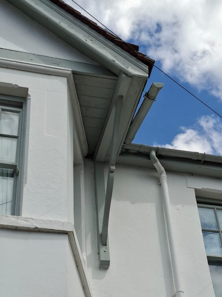 Guttering pulling away from fascia board due to broken gutter bracket in Worcester